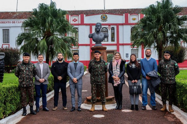 Na foto, vemos os defensores ao lado de militares e juízes durante o encontro.